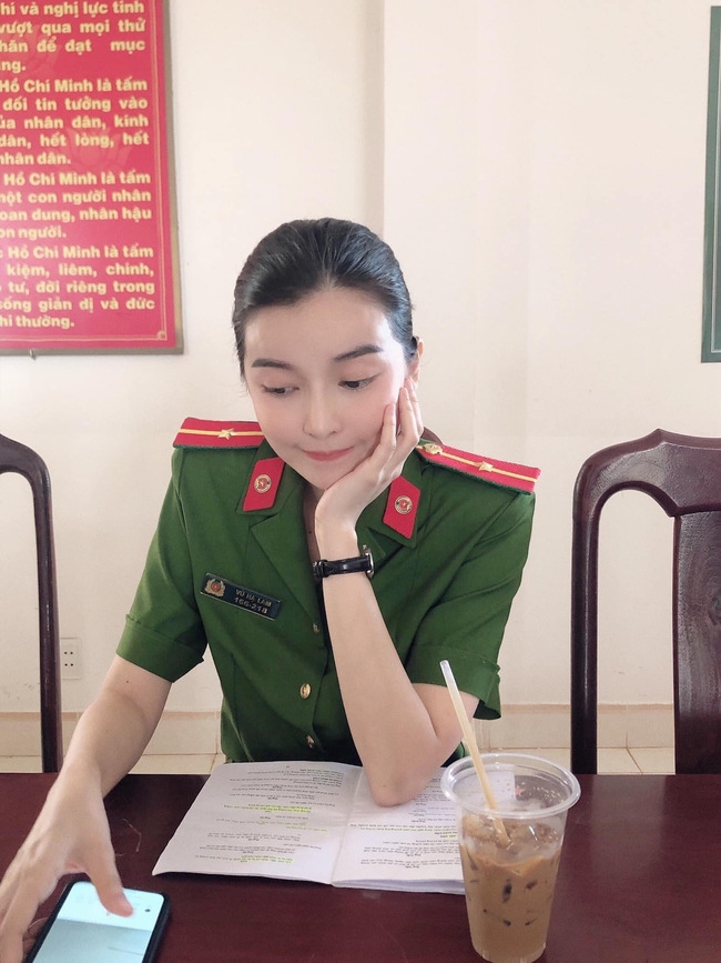 Bão ngầm: Cao Thái Hà &quot;xinh xỉu&quot; ở hậu trường, bảo sao chả có &quot;đại chiến tình yêu&quot; cực căng - Ảnh 1.