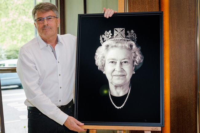 The never-before-seen portrait of the Queen of England was unveiled with a special 200-year-old treasure, rare and hard to find - Photo 1.