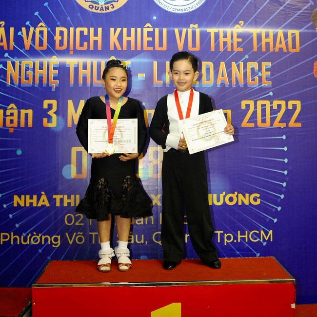 Con trai Khánh Thi - Phan Hiển lại đạt thành tích cực khủng, nghe chia sẻ trước đó của hai vợ chồng mới phục cách dạy con! - Ảnh 1.