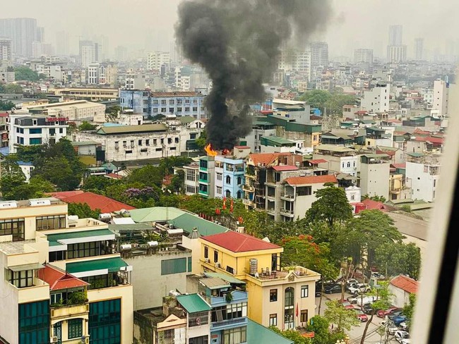 Hanoi: Big fire in a 5-storey house in Khuong Dinh at dawn - Photo 2.