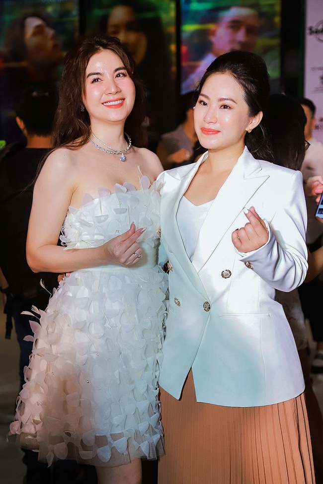 To congratulate Ly Nha Ky, Miss Khanh Van took the spotlight with the 