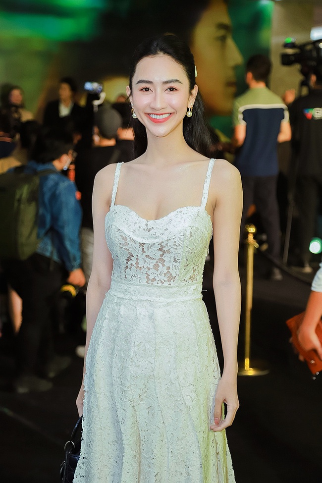 To congratulate Ly Nha Ky, Miss Khanh Van took the spotlight with a 