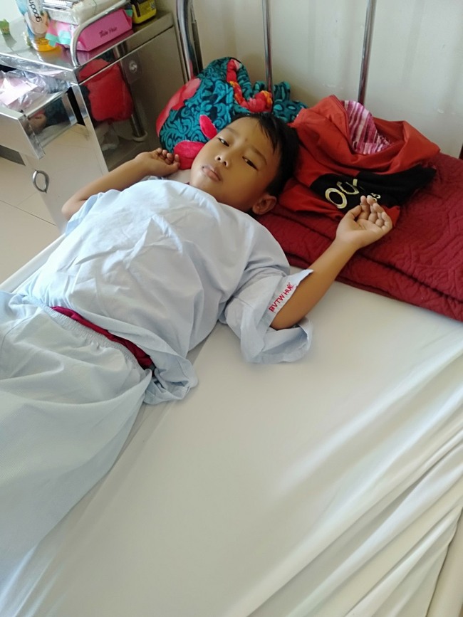 A poor father who was in an accident with hemiplegia prayed for life for his only 11-year-old son with a serious illness that could not be cured - Photo 8.