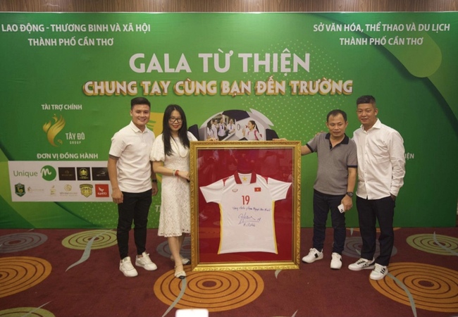 Trong buổi đấu giá từ thiện, chiếc áo thi đấu của cầu thủ Quang Hải được mua với giá lên đến hàng trăm triệu - Ảnh 1.