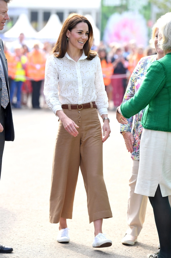 Nhờ một kiểu áo công sở, Công nương Kate chứng minh ngôi vị "biểu tượng thời trang Hoàng gia" không phải là hư danh - Ảnh 2.