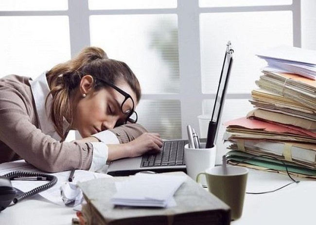 Những tư thế ngủ trưa rất nguy hiểm cho sức khỏe, nhiều người mắc, bác sĩ cảnh báo có thể nhồi máu não - Ảnh 1.