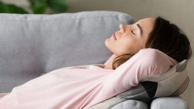 Những tư thế ngủ trưa rất nguy hiểm cho sức khỏe, nhiều người mắc, bác sĩ cảnh báo có thể nhồi máu não - Ảnh 2.
