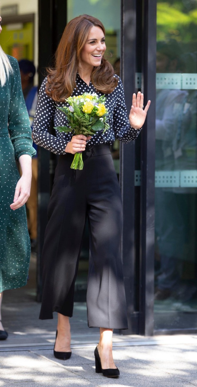 Nhờ một kiểu áo công sở, Công nương Kate chứng minh ngôi vị &quot;biểu tượng thời trang Hoàng gia&quot; không phải là hư danh - Ảnh 3.