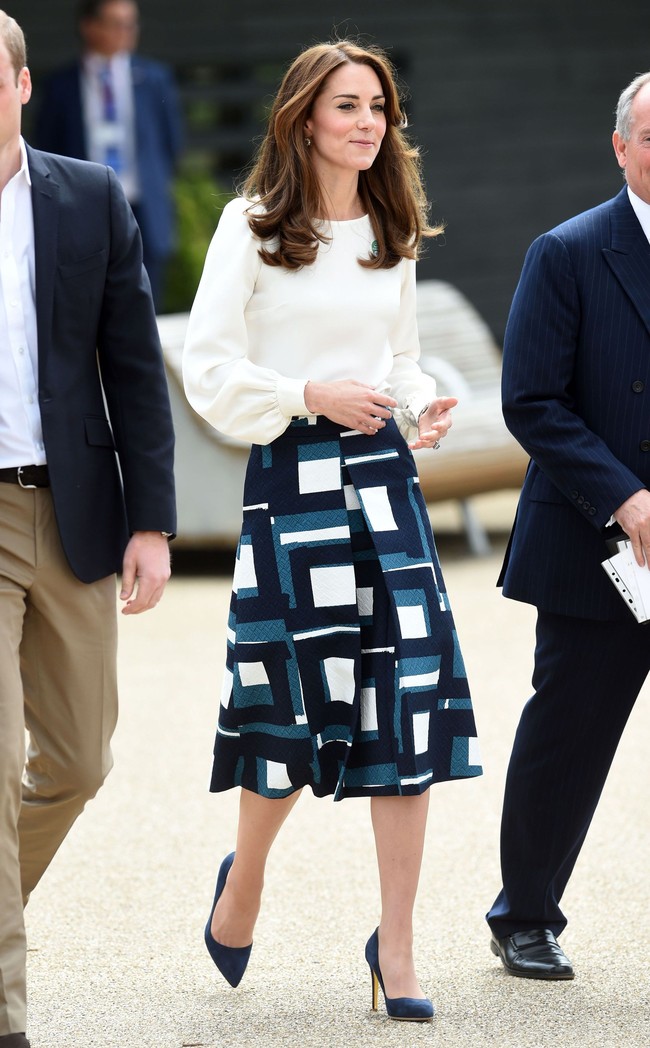 Nhờ một kiểu áo công sở, Công nương Kate chứng minh ngôi vị &quot;biểu tượng thời trang Hoàng gia&quot; không phải là hư danh - Ảnh 6.