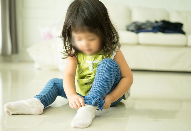 Trẻ thường xuyên được cha mẹ cho làm 4 việc này dễ dậy thì sớm, hại xương khớp và hỏng da - Ảnh 1.