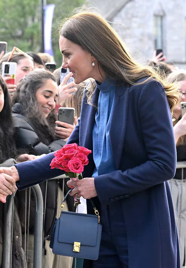 Chiếc túi bình dân được Kate Middleton đeo tận 2 lần 1 tuần: Đẹp, gọn, giá quá &quot;dễ thương&quot;! - Ảnh 2.