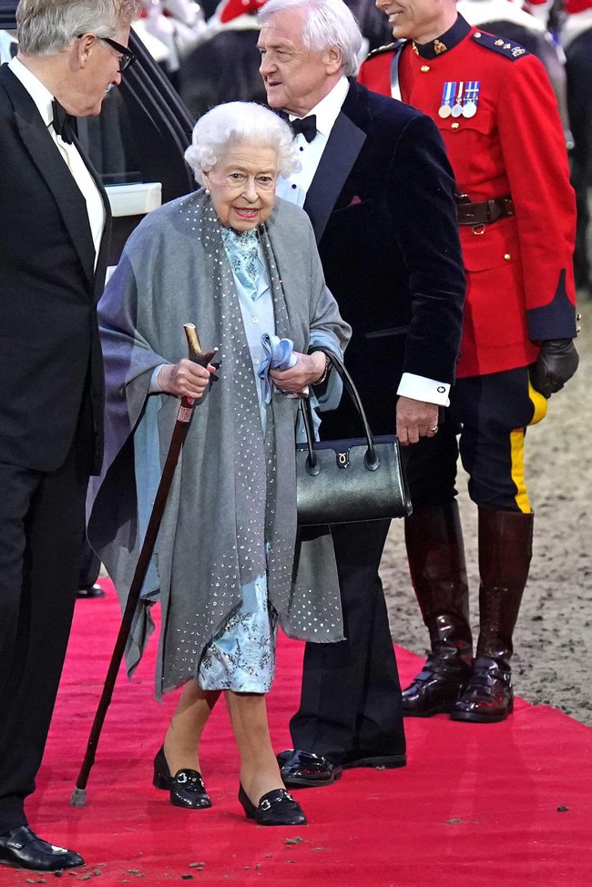 Khoảnh khắc độc lạ và hài hước của Nữ hoàng Anh trong sự kiện đầu tiên của đại lễ Bạch Kim "gây bão" truyền thông - Ảnh 1.