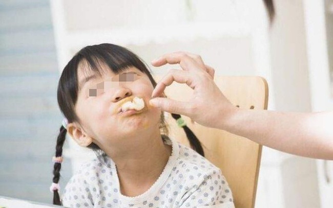 Bé gái 7 tuổi ngực phát triển &quot;như người lớn&quot;: Bác sĩ chỉ ra 8 loại thực phẩm là nguyên nhân, số 3 bé nào cũng thích cần nghiêm khắc cấm con ăn! - Ảnh 1.