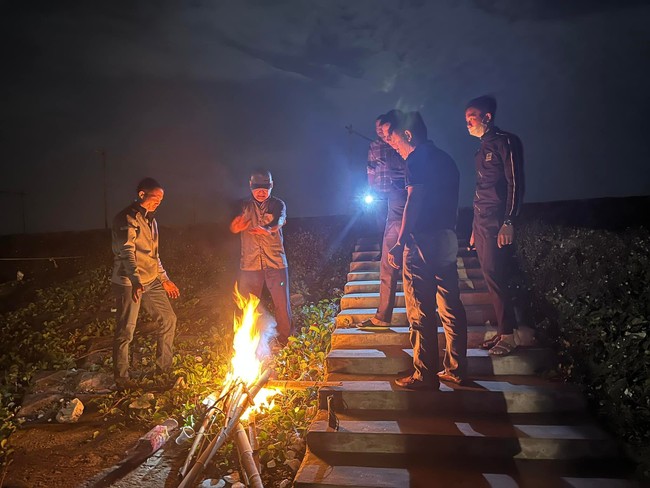 Trắng đêm tìm kiếm bé trai trong nhóm học sinh đuối nước ở bờ biển Nam Định - Ảnh 2.