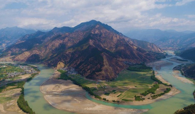 Why is it the same river, but Truong Giang uses the word 