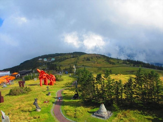 Admire the open-air museum at an altitude of 2,000m, admire the natural scenery and enjoy the unique art - Photo 4.