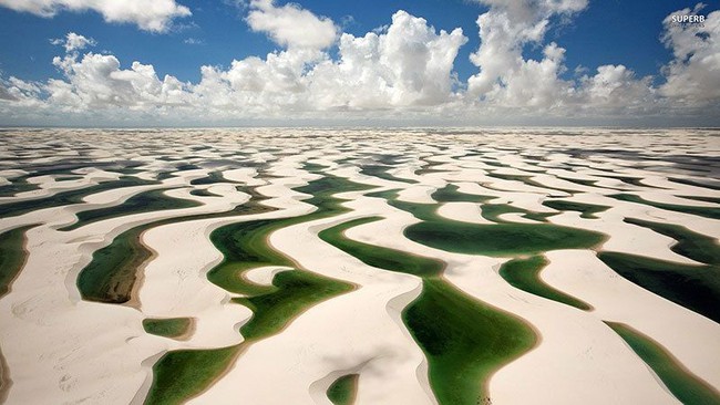 Magical desert full of jade green water like on another planet: No sandstorms, hot sun, but only a lake full of fish - Photo 1.