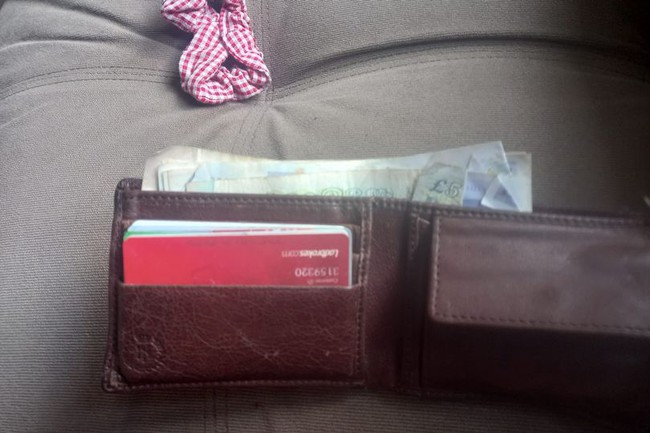 The man left his wallet on the taxi and determined to lose it, 7 years later the object returned to the old owner, but what was inside was really shocking - Photo 2.