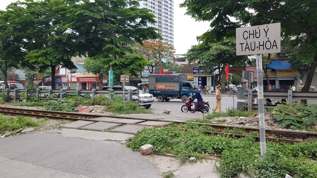 Hà Nội: Va chạm với tàu hỏa, nam thanh niên tử vong sau khi văng ra xa hàng chục mét - Ảnh 1.