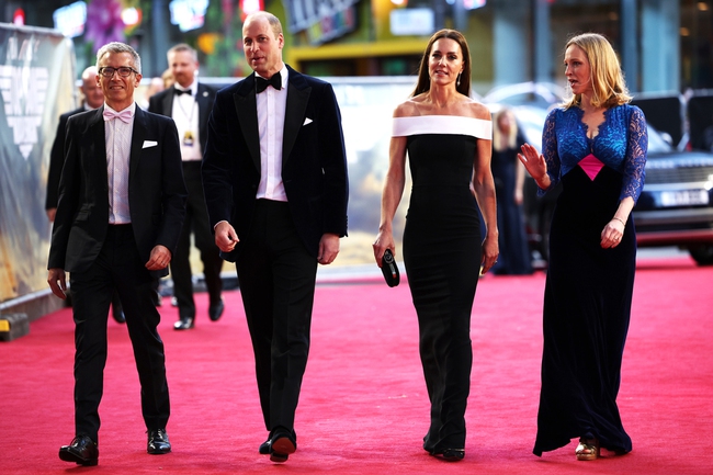 Tài tử Tom Cruise dìu tay Công nương Kate trên thảm đỏ làm &quot;bùng nổ&quot; truyền thông, diện mạo của nàng dâu hoàng gia thành tâm điểm chú ý - Ảnh 1.