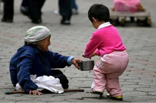 Teach your children to help others delicately - Photo 1.