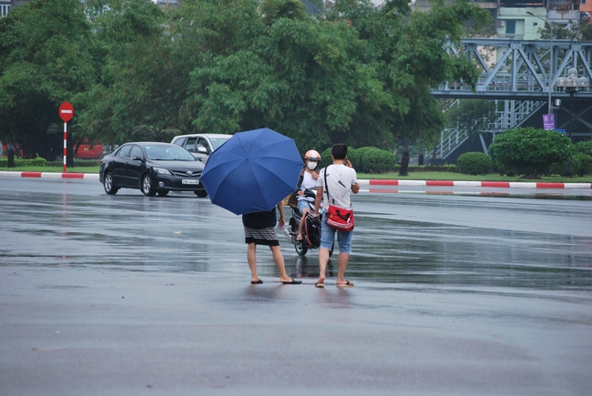 Một trong những &quot;phe vé&quot; đang giao dịch