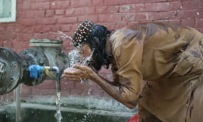 The country suffers from the most terrible heat today: Children can't stand crying, parents still rush to the street to make a living in the middle of a 