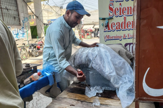 The country suffers from the most terrible heat today: Children can't stand crying, parents still rush to the street to make a living in the middle of a 