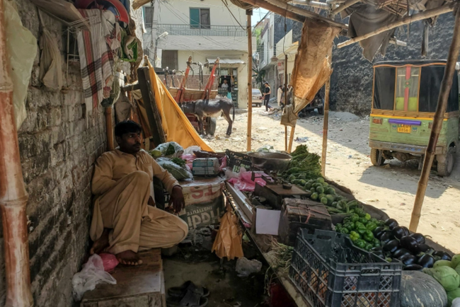 The country suffers from the most terrible heat today: Children can't stand crying, parents still rush to the street to make a living in the middle of a 