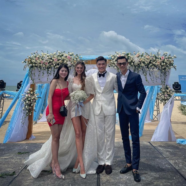 HOT: Goalkeeper Bui Tien Dung held a wedding party with his girlfriend born in 2000 - Photo 1.