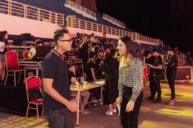 Runner-up Thuy Van and Duc Bao are guaranteed to take on the role of MC closing the 31st SEA Games, confident that the men's football team will win - Photo 2.