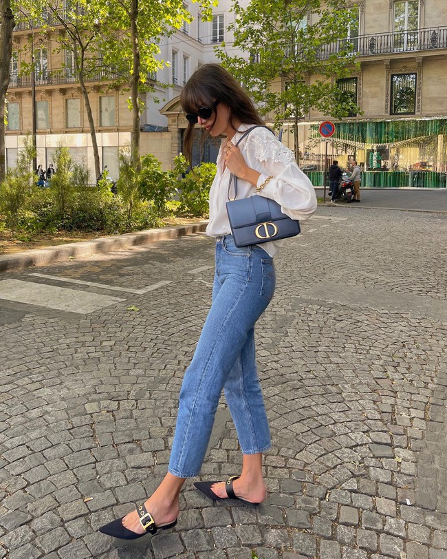 The French lady wears straight-leg jeans throughout the summer, suggesting 11 ways to dress her 30+ - Photo 3.