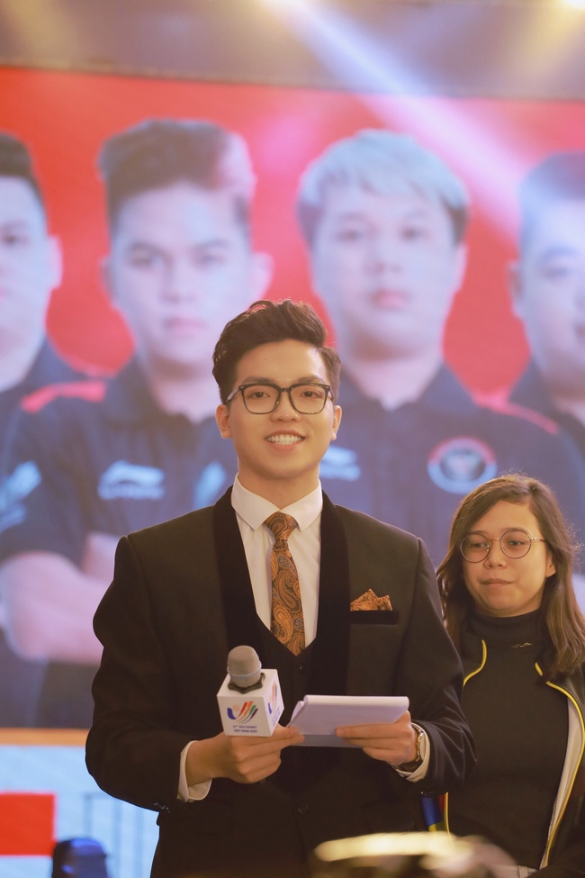 The handsome bilingual MC at the 31st SEA Games: Only 2 days to prepare for the show, when the show ended, he breathed a sigh of relief - Photo 2.