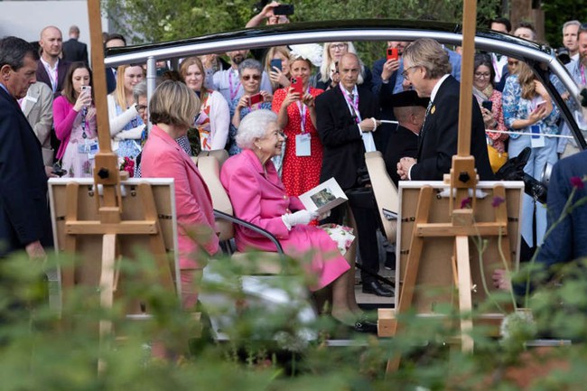 The radiant British Queen appeared at her favorite event with emotional details - Photo 1.
