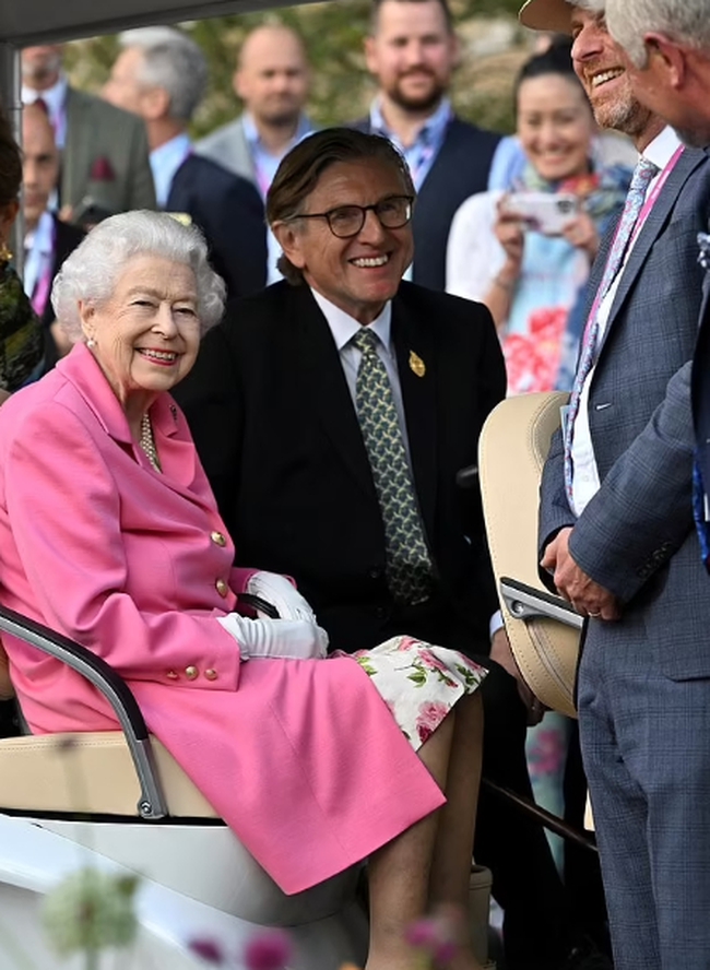 The radiant British Queen appeared at her favorite event with emotional details - Photo 2.