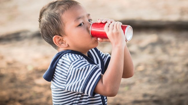 Trẻ dưới 4 tuổi uống loại nước này thường xuyên chắc chắn dễ bị dậy thì sớm - Ảnh 1.