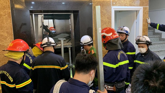 Hanoi: Initial information on the elevator crash that killed 2 people - Photo 1.