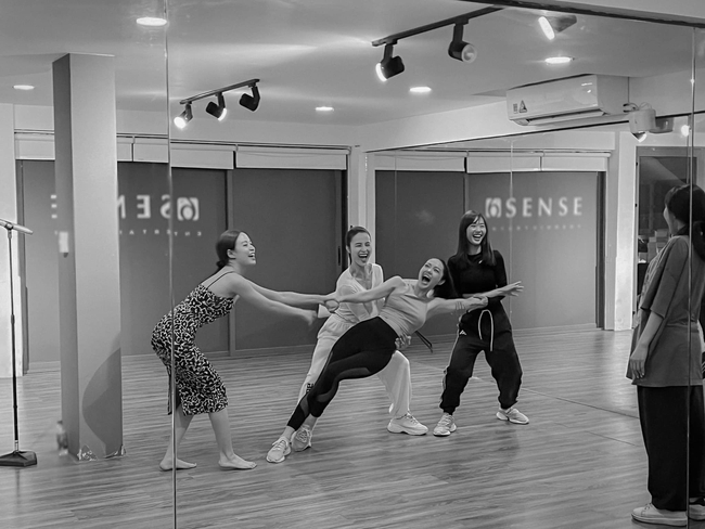 Dong Nhi, Hoang Thuy Linh and Vbiz beauties practice dancing to prepare for Minh Hang's wedding - Photo 1.