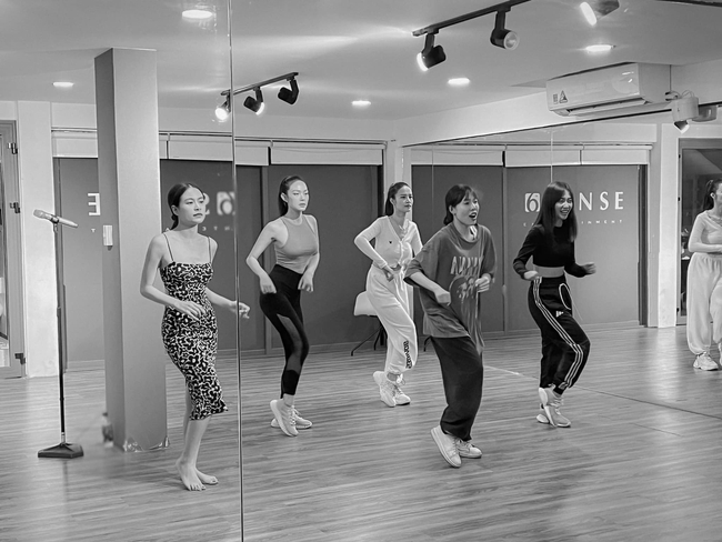 Dong Nhi, Hoang Thuy Linh and Vbiz beauties practice dancing to prepare for Minh Hang's wedding - Photo 2.