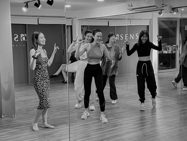 Dong Nhi, Hoang Thuy Linh and Vbiz beauties practice dancing to prepare for Minh Hang's wedding - Photo 3.