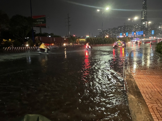 TP.HCM: Mưa lớn bất ngờ đổ bộ kèm theo dông lốc khiến cây bật gốc, nhiều người dân hợp sức tìm kiếm nạn nhân  - Ảnh 2.