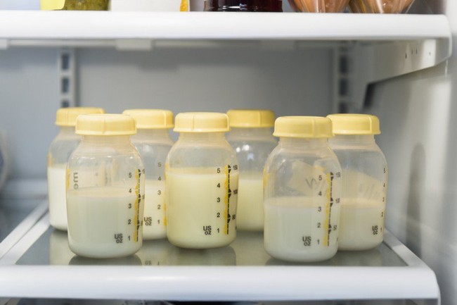 Store breast milk properly and scientifically: Be careful when defrosting breast milk, if you see this phenomenon, it means the milk is spoiled - Photo 3.