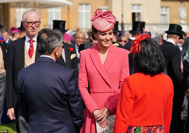 Công nương Kate xinh đẹp rạng ngời trong sự kiện bất chấp thời tiết xấu, nhà Meghan Markle &quot;đoàn tụ&quot; với hoàng gia Anh - Ảnh 6.