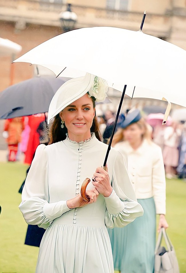Công nương Kate xinh đẹp rạng ngời trong sự kiện bất chấp thời tiết xấu, nhà Meghan Markle &quot;đoàn tụ&quot; với hoàng gia Anh - Ảnh 2.