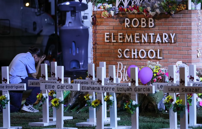 Vụ xả súng ở Mỹ: Lớp học có 11 em thiệt mạng, cô giáo và bé trai may mắn sống sót kể lại giâu phút chiến đấu nghẹt thở - Ảnh 7.
