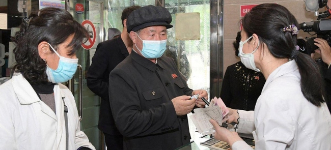 Thêm 1 ca tử vong vì COVID-19, Triều Tiên xét nghiệm bệnh phẩm từ nước và không khí - Ảnh 1.