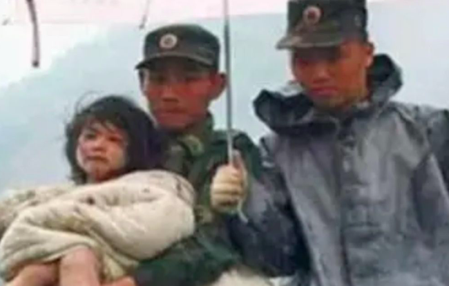 Saving a child in the Sichuan earthquake and the special ending after 10 years!  - Photo 1.