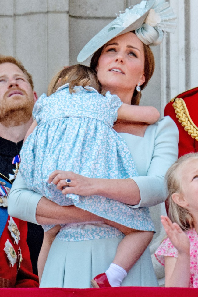 Khoảnh khắc để đời của các thành viên hoàng gia Anh khi xuất hiện trên ban công Cung điện, các con nhà Công nương Kate nổi bật nhất - Ảnh 9.