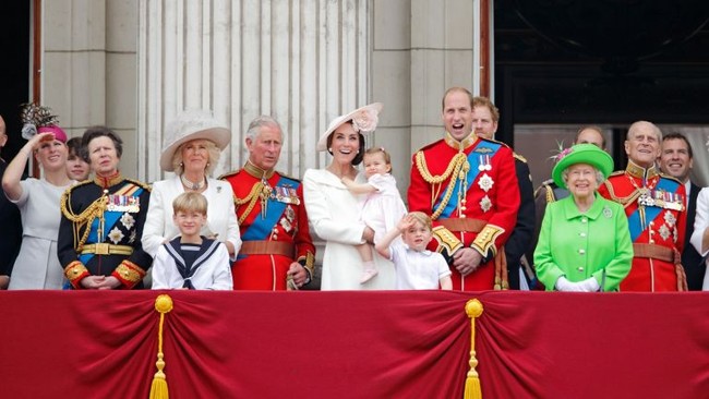 Khoảnh khắc để đời của các thành viên hoàng gia Anh khi xuất hiện trên ban công Cung điện, các con nhà Công nương Kate nổi bật nhất - Ảnh 1.