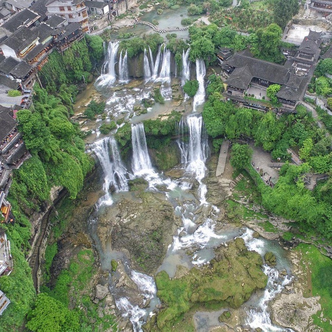 Cổ trấn nghìn năm kỳ lạ ở Trung Quốc: &quot;Treo lơ lửng&quot; trên thác nước, nhưng không nguy hiểm mà còn đẹp lộng lẫy mang tên một loài hoa - Ảnh 4.